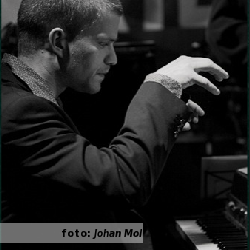 Daan Herweg achter de piano, als versiersel voor het interview met Daan Herweg. Foto door Johan Mol.