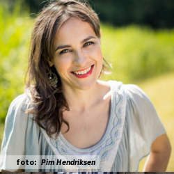 Interview met zangeres Anne Chris, voor de interviewserie De platenkast van. Foto voor het etalageblokje: Pim Hendriksen.