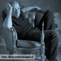 Ben van den Dungen gezeten op stoel met sopraansaxofoon. Foto als illustratie bij het interview voor De platenkast van.