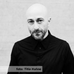 Etalageblokje De platenkast van Hartog Eysman - interview over en met muziek. Fotografie Titia Hahne
