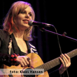 Etalageblokje voor het interview met zangeres en gitariste Martine Bond, foto beschikbaar gestelddoor Klaas Hansen.