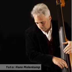 Interview met bassist Remus Aussen, bij De platenkast van. Fotografie door Hans Molenkamp.